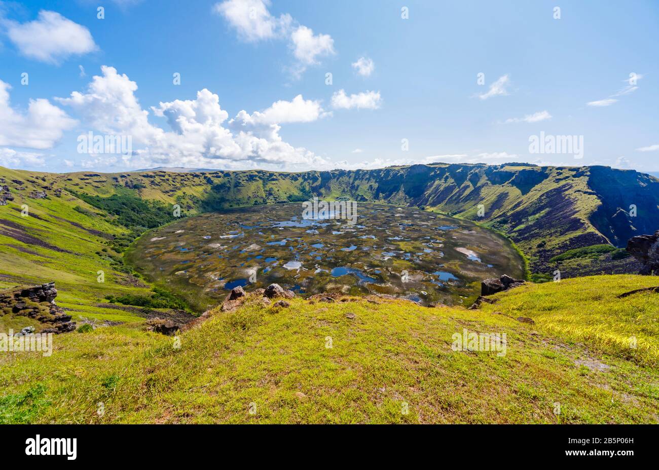 Vue depuis Orongo du grand lac cratère (caldeira) du volcan Rano Kau, la pointe sud-ouest de l'île de Pâques (Rapa Nui), Chili Banque D'Images