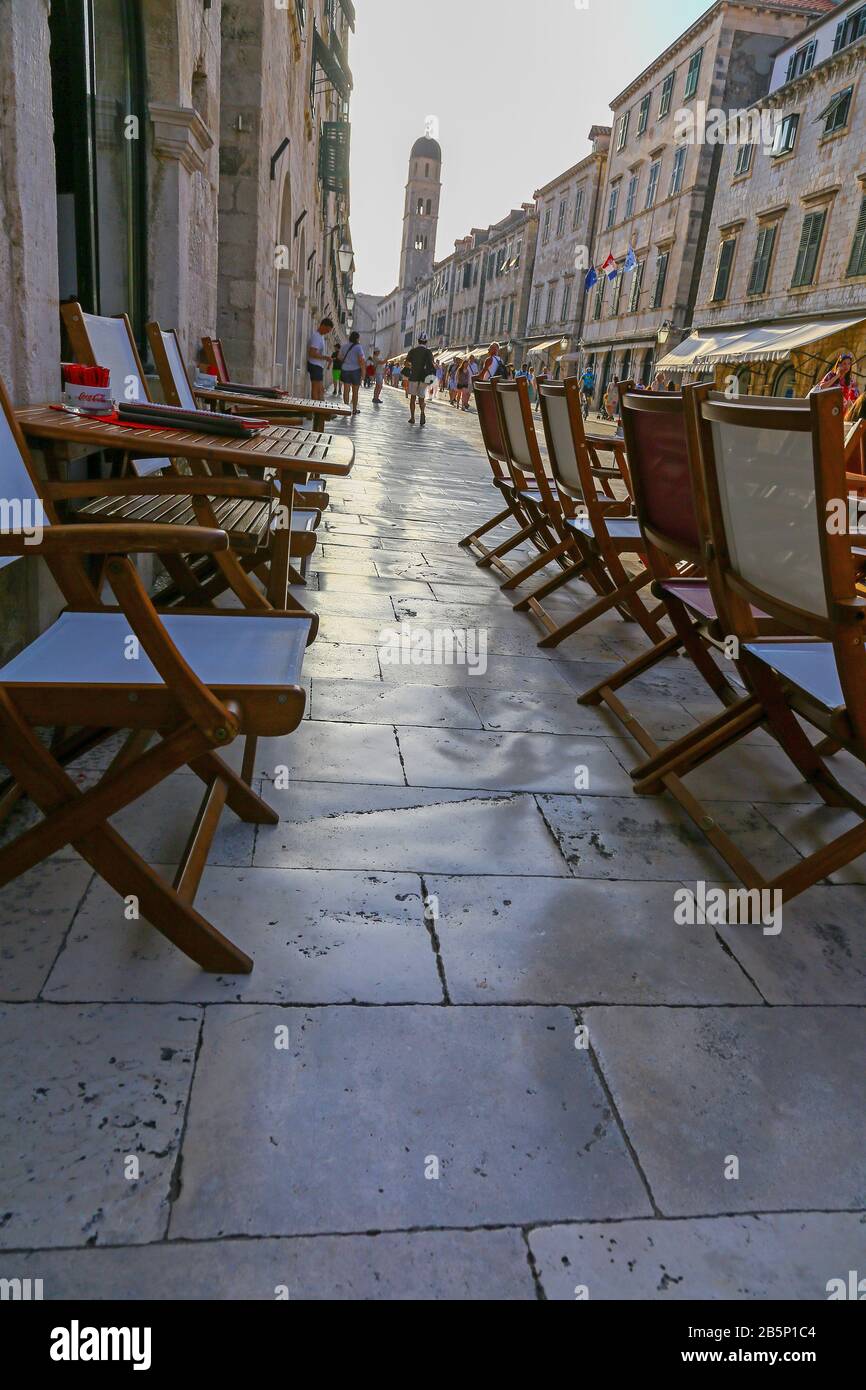 Tables et chaises d'un café extérieur sur Le Stradun, Dubrovnik, Croatie Banque D'Images