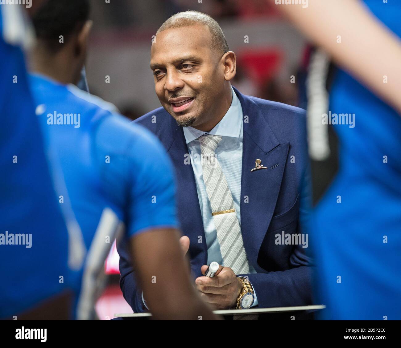 Houston, Texas, États-Unis. 8 mars 2020. L'entraîneur-chef des Memphis Tigers Anfernee ''Penny'' Hardaway parle à son équipe pendant un délai d'attente dans le match de basket-ball NCAA entre les Memphis Tigers et les Houston Cougars au Fertitta Center de Houston, Texas. Houston a vaincu Memphis 64-57. Prentice C. James/CSM/Alay Live News Banque D'Images