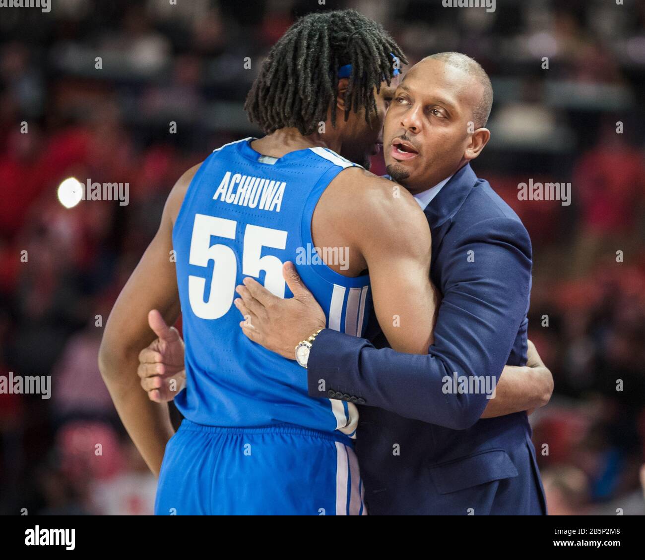 Houston, Texas, États-Unis. 8 mars 2020. Memphis Tigers Forward Precious Achiuwa (55) salue l'entraîneur-chef Anfernee ''Penny' Hardaway pendant le match de basket-ball NCAA entre les Memphis Tigers et les Houston Cougars au Fertitta Center de Houston, Texas. Houston a vaincu Memphis 64-57. Prentice C. James/CSM/Alay Live News Banque D'Images