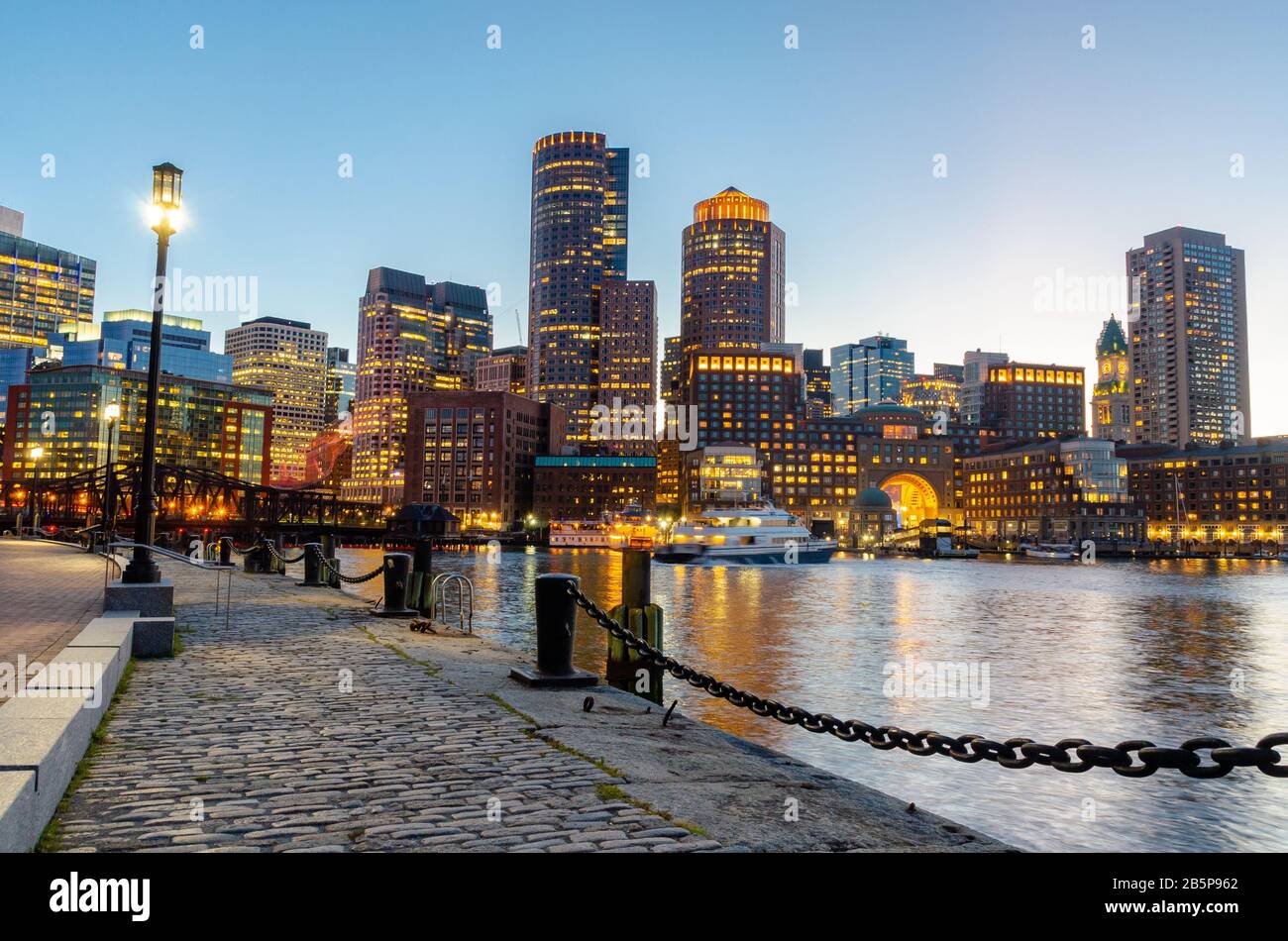 Vue imprenable sur la ville de Boston au coucher du soleil depuis le port de Seaport Boston USA Banque D'Images