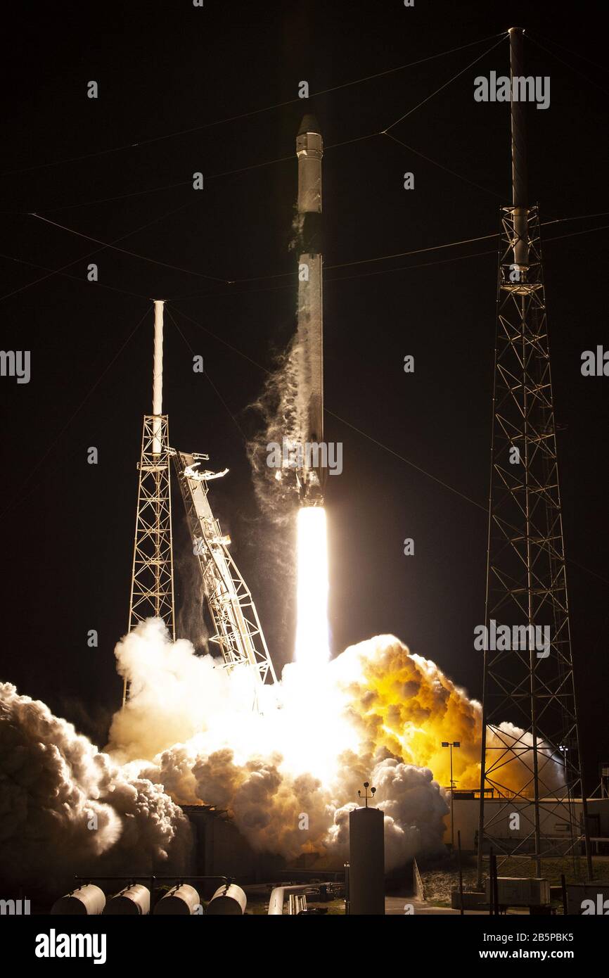 Le 6 mars 2020, SpaceX a lancé sa vingtième mission de services de réapprovisionnement commercial (CRS-20) du Complexe de lancement spatial 40 (SLC-40) à la station aérienne de Cape Canaveral, en Floride. Dragon s'est séparé de la deuxième étape de Falcon 9 environ neuf minutes après le décollage et se fixe à la station spatiale le lundi 9 mars. Dragon transporte environ 4 500 livres de fournitures et de charges utiles, y compris des matériaux critiques pour soutenir directement plus de 250 enquêtes scientifiques et de recherche qui se produiront à bord du laboratoire en orbite. Photo par SpaceX/UPI Banque D'Images