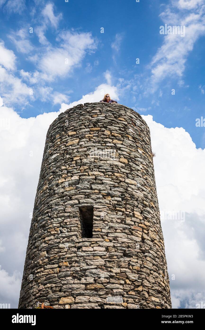 Une femme penche sur le sommet du Castello Doria, Vernazza, Italie. Banque D'Images