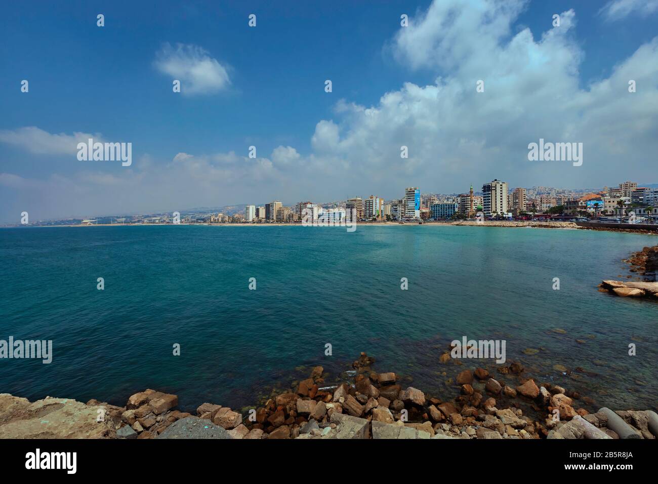 Horizon de la ville moderne de Sidon (Saida) sur la côte méditerranéenne de la mer, Liban, Moyen-Orient, couleur Banque D'Images