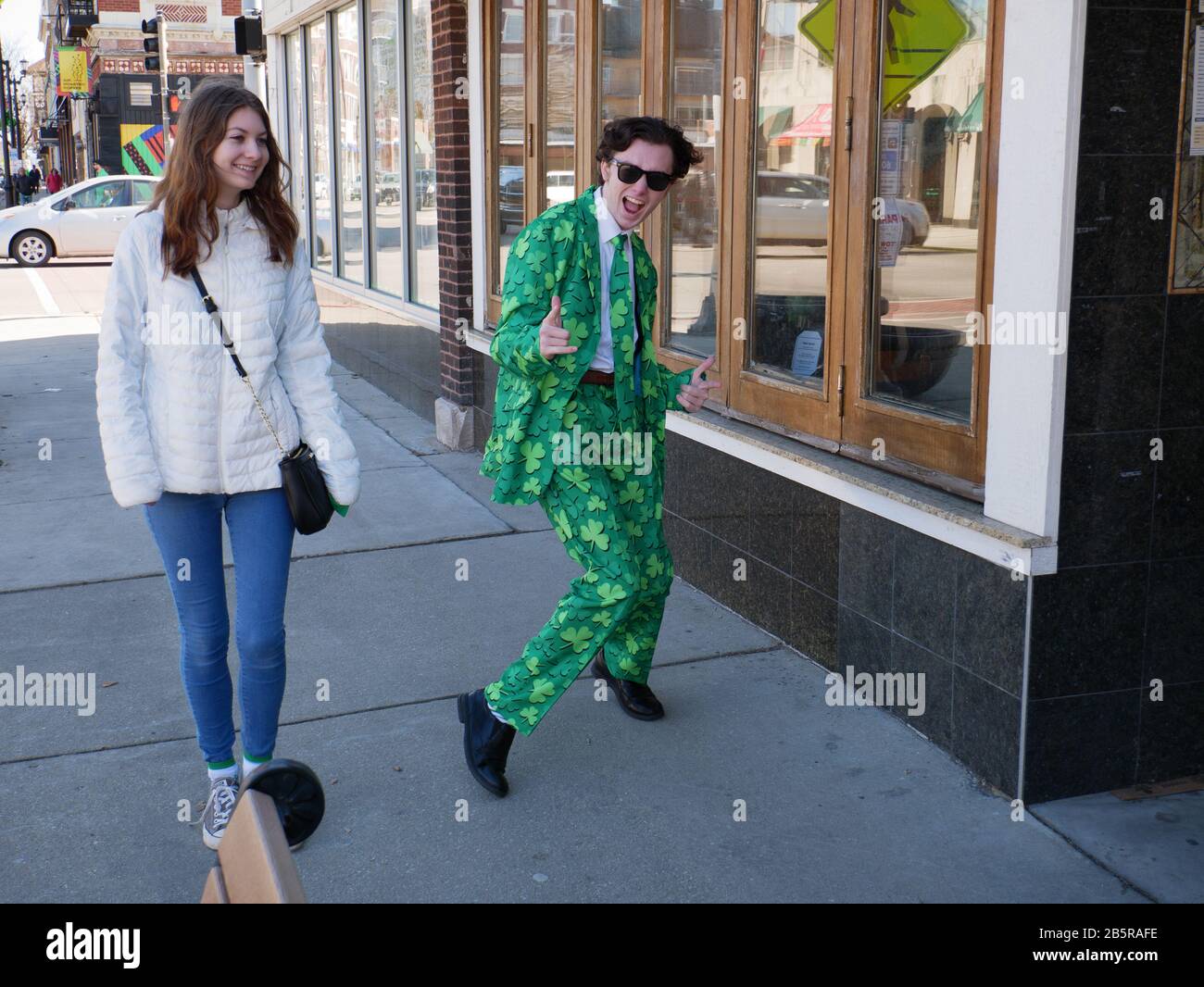Forest Park, Illinois, États-Unis. 8 mars 2020. Un jeune homme frappe une pose portant un costume shamrock vert pour la Saint Patrick. Banque D'Images