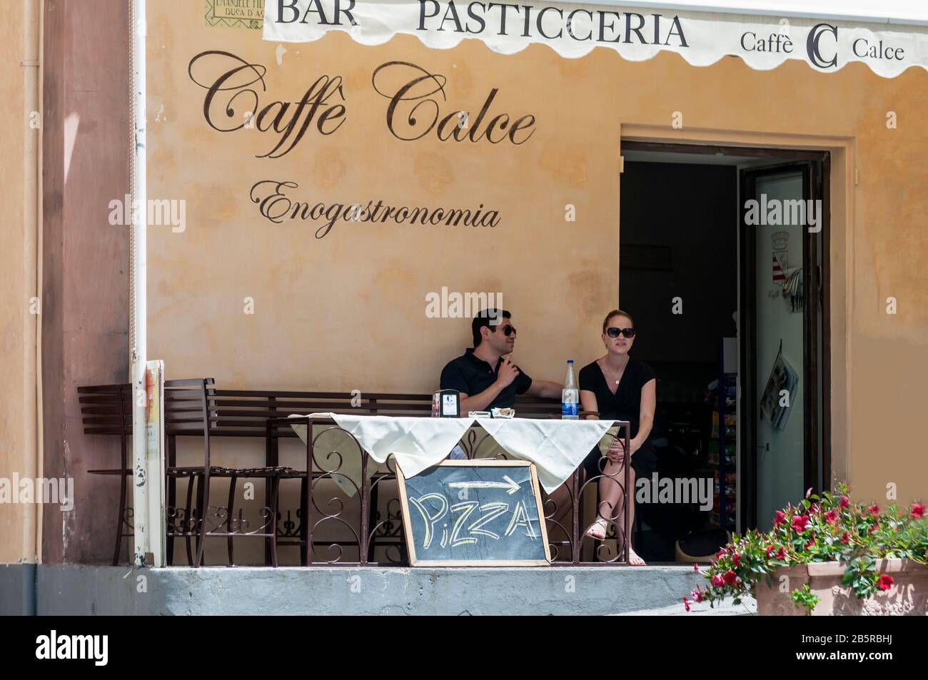 Un homme et une femme sur le porche d'un café et d'un bar à Ravello. De tels endroits et restaurants se trouvent dans chaque village et ville de la côte amalfitaine, en Italie Banque D'Images