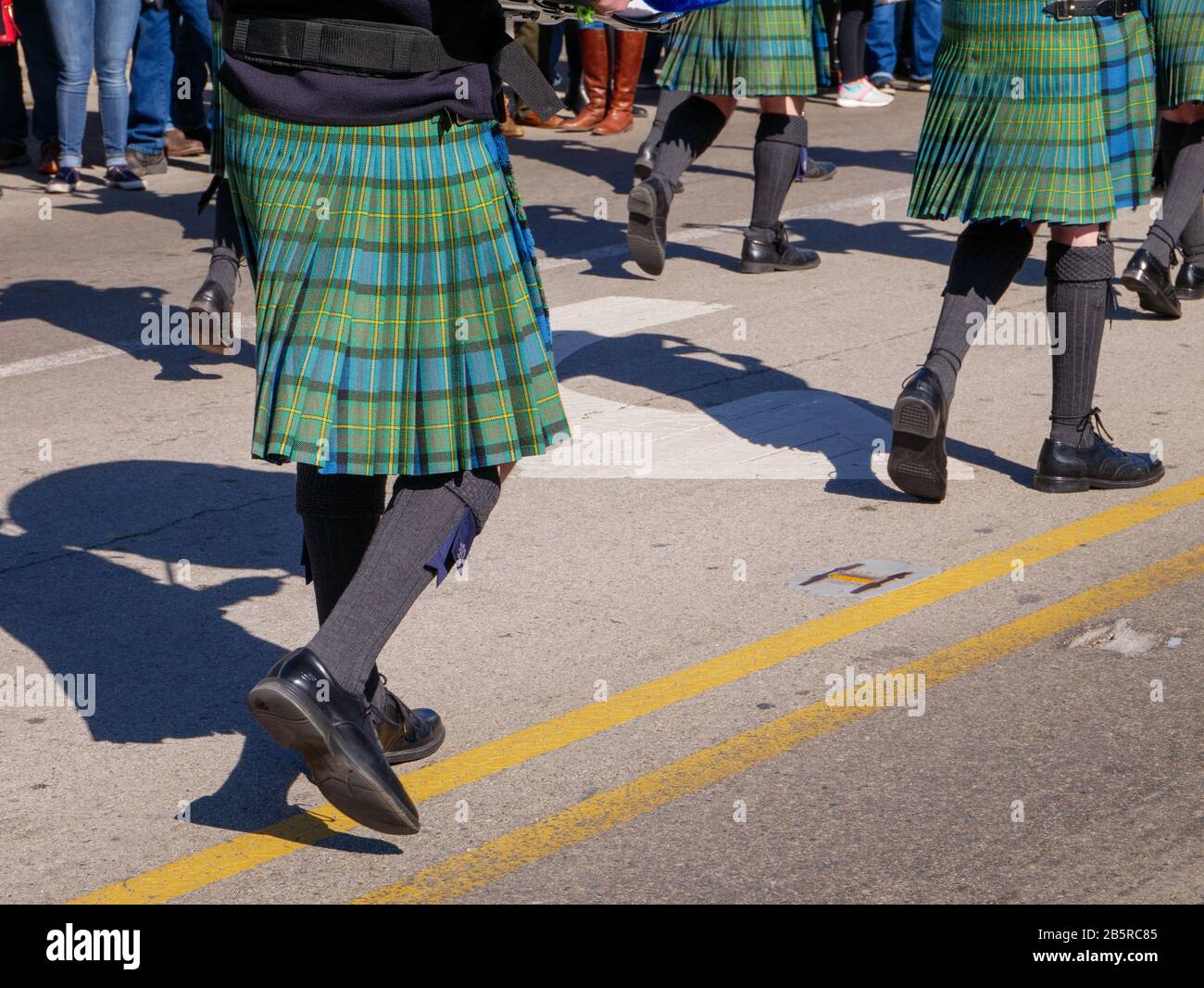 Forest Park, Illinois, États-Unis. 8 mars 2020. Le tartan irlandais est un kilt lors de la Saint Patrick's Day Parade d'aujourd'hui. Banque D'Images