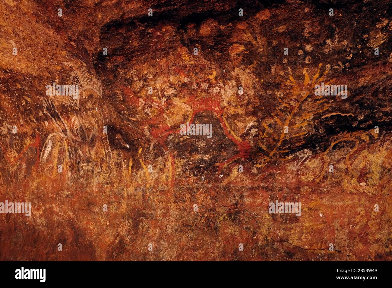 Peintures d'art rupestre au Mutitjulu Waterhole, Kulpi Mutitjulu grotte des familles Ananggu, un rockface peint, parc national d'Uluru-Kata Tjuta, Banque D'Images