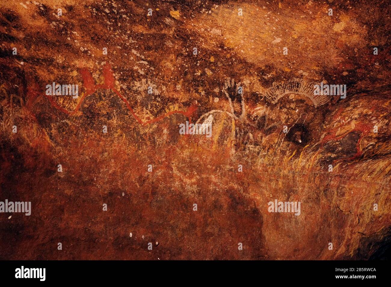 Peintures d'art rupestre au Mutitjulu Waterhole, Kulpi Mutitjulu grotte des familles Ananggu, un rockface peint, parc national d'Uluru-Kata Tjuta, Banque D'Images