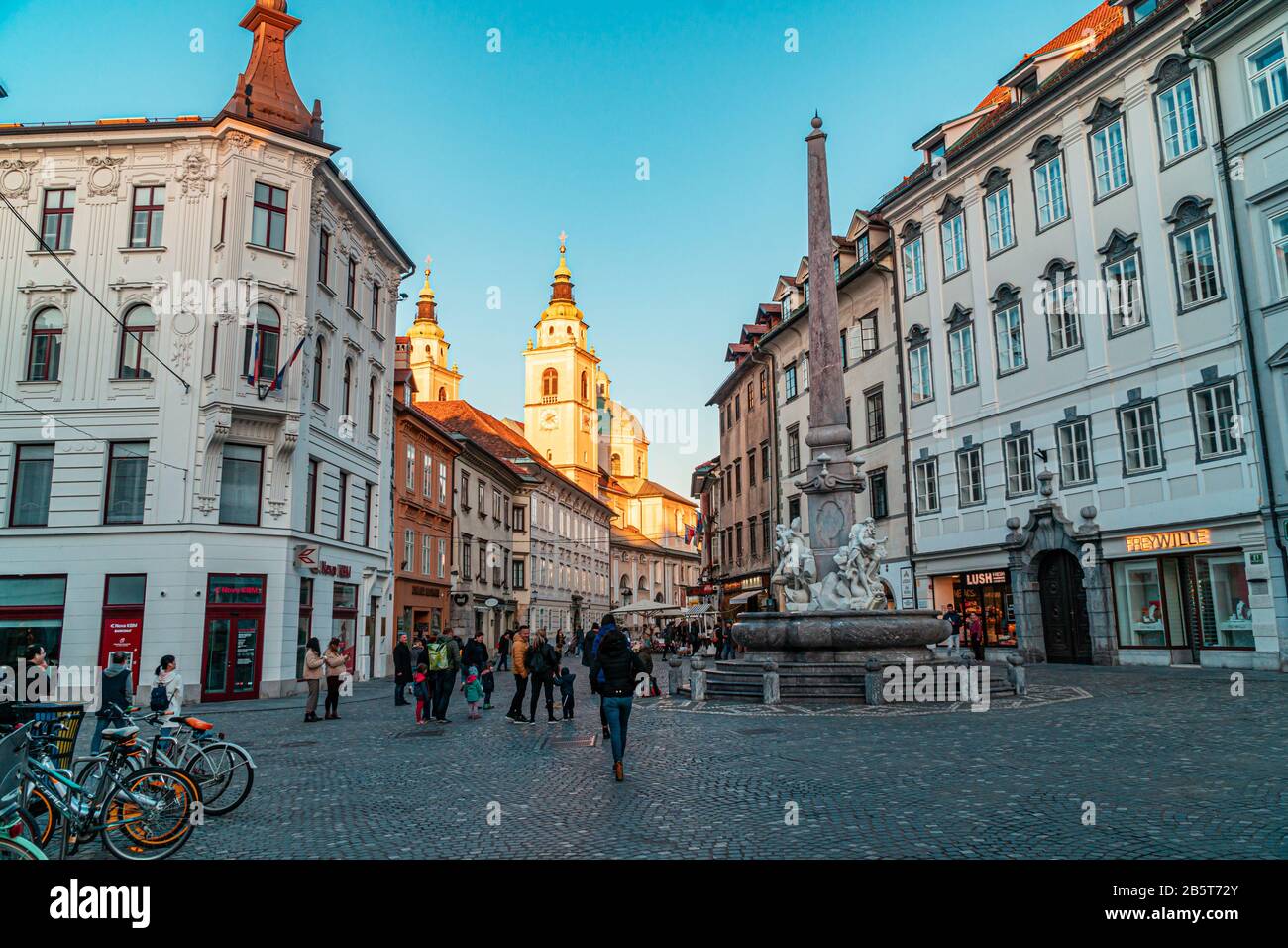 Ljubljana, Slovénie - 10 novembre 2019: Belle rue à Ljubljana près du centre ville avec beaucoup de touristes et citoyens, Slovénie Banque D'Images