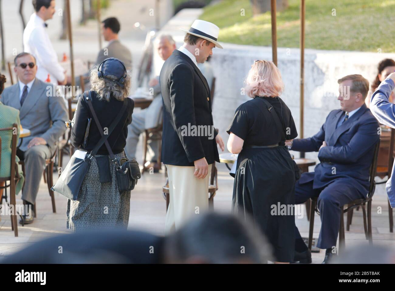 8 mars 2020: 8 mars 2020 (Malaga) le tournage du film opération Mincemat' à Malaga, en photos. L'environnement du Paseo del Parque est devenu ce dimanche le cadre pour la prise de vue de l'opération Mincemat, Le film de John Madden avec Colin Firth et Rachel Weisz sur une véritable histoire de espions qui ont influencé le résultat de la seconde Guerre mondiale et dans laquelle le gouvernement Franco a été impliqué.Sans la présence des protagonistes, L'ensemble a été rempli de suppléments caractérisés en consonance 1943 alors que l'hôtel de ville est resté le siège du même gouvernement francoiste, avec le prec Banque D'Images