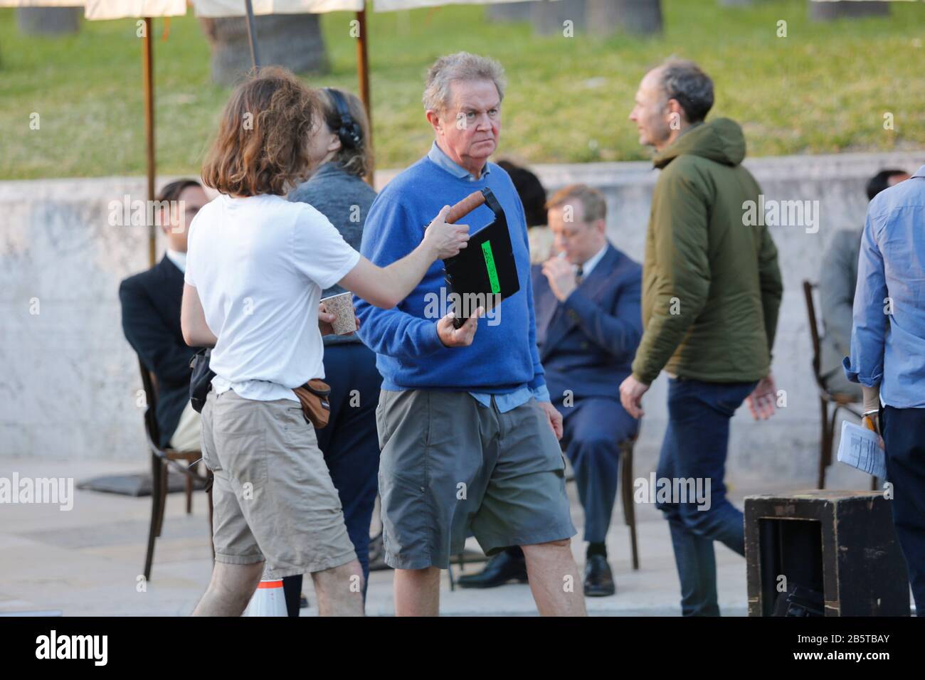 8 mars 2020: 8 mars 2020 (Malaga) le tournage du film opération Mincemat' à Malaga, en photos. L'environnement du Paseo del Parque est devenu ce dimanche le cadre pour la prise de vue de l'opération Mincemat, Le film de John Madden avec Colin Firth et Rachel Weisz sur une véritable histoire de espions qui ont influencé le résultat de la seconde Guerre mondiale et dans laquelle le gouvernement Franco a été impliqué.Sans la présence des protagonistes, L'ensemble a été rempli de suppléments caractérisés en consonance 1943 alors que l'hôtel de ville est resté le siège du même gouvernement francoiste, avec le prec Banque D'Images