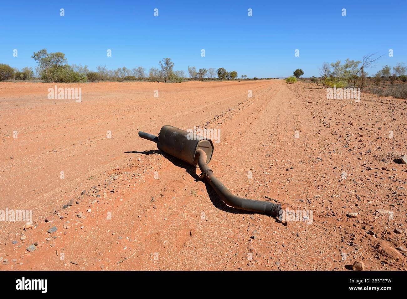 Tuyau d'échappement perdu à gauche d'une route australienne de terre de l'Outback, territoire du Nord, territoire du Nord, Australie Banque D'Images