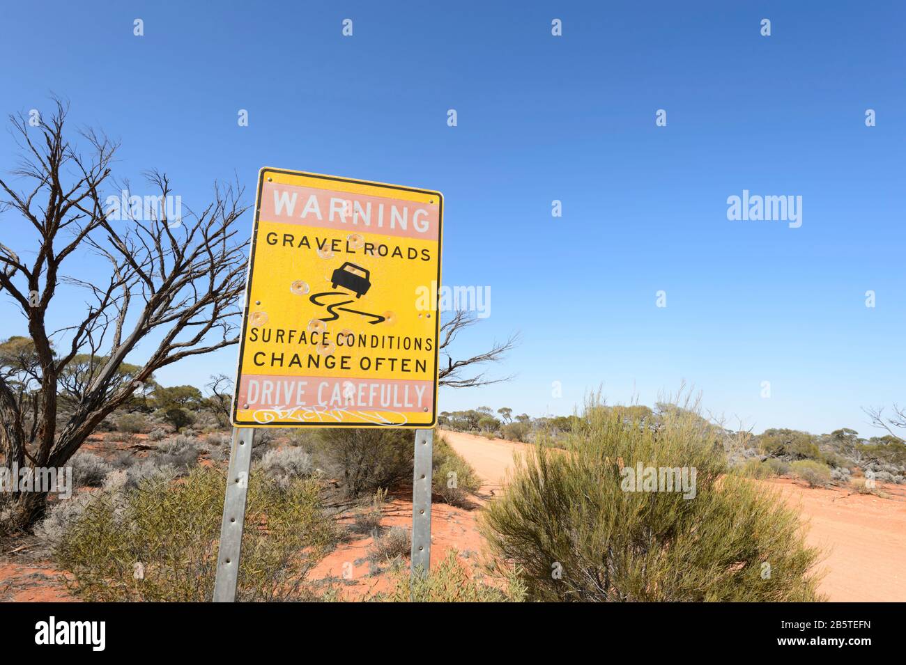 Avertissement Gravel Road Sign, Outback Australien, Australie Méridionale, Australie Méridionale, Australie Banque D'Images