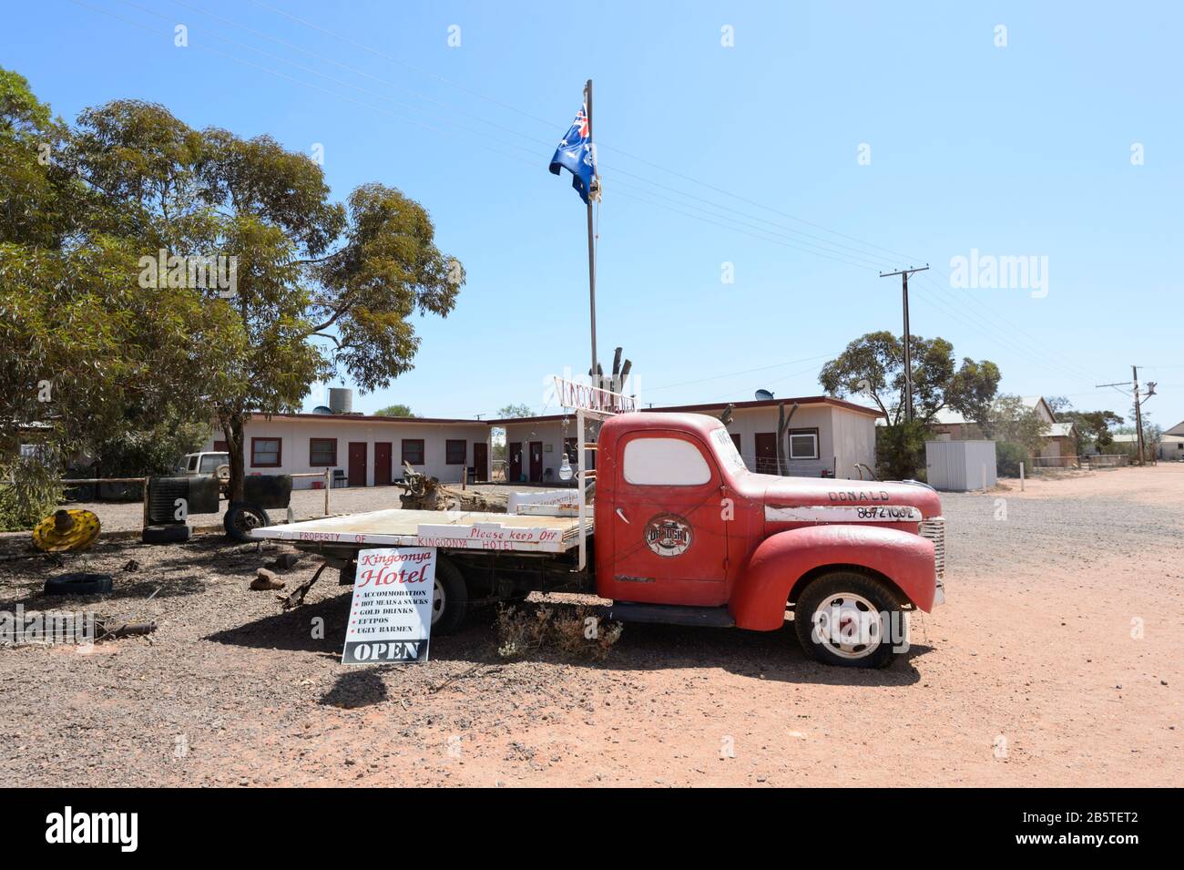 Ancienne publicité rouge pour les camions utilitaires pour l'Outback pub distant Kingoonya Hotel, Australie méridionale, Australie méridionale Banque D'Images