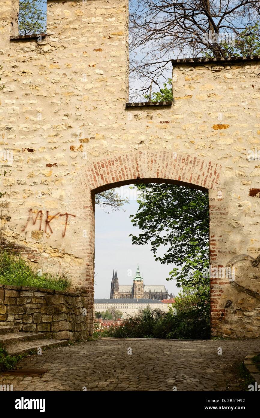 Cathédrale Saint-Vitus vue par une porte ouverte du mur médiéval de la faim de marlstone et de brique , jardin Kinsky, colline Petřín, prague Banque D'Images