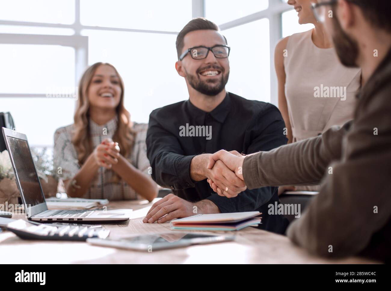 Image de fond de la poignée de partenaires d'affaires dans le bureau Banque D'Images