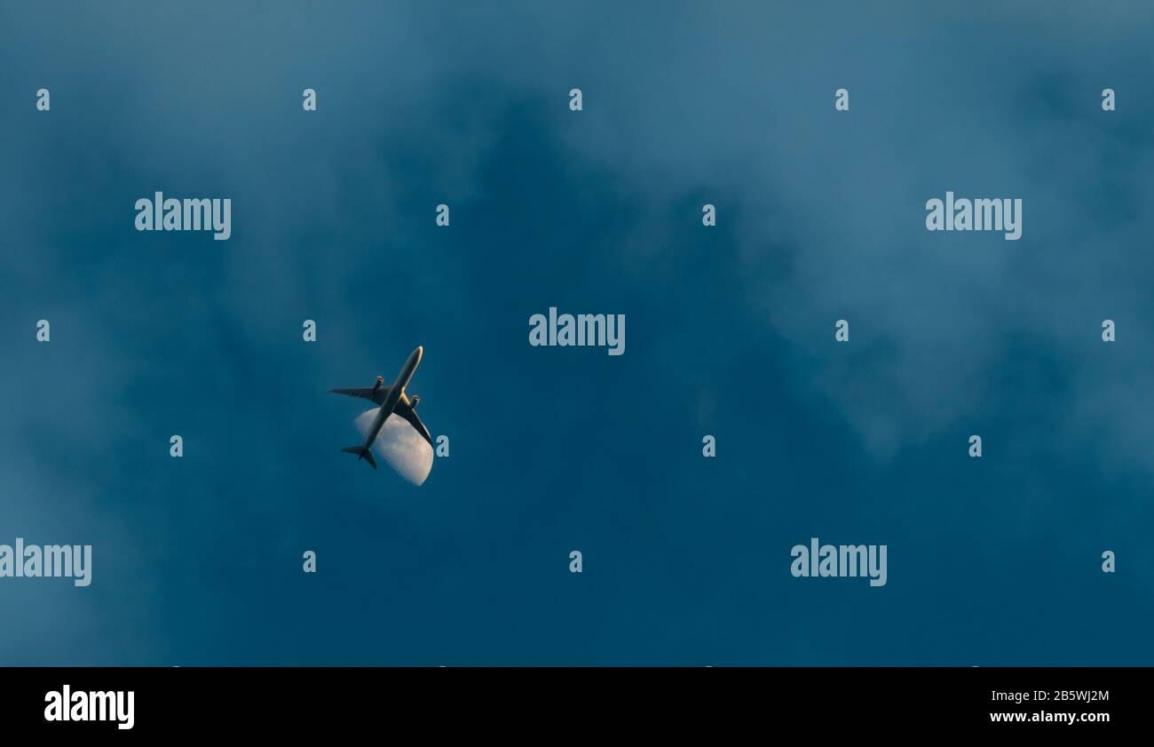 Compagnie aérienne commerciale volante sur le ciel bleu et les nuages blancs. Vue sur le vol en avion. Avion passager après le décollage ou le vol d'atterrissage. Banque D'Images