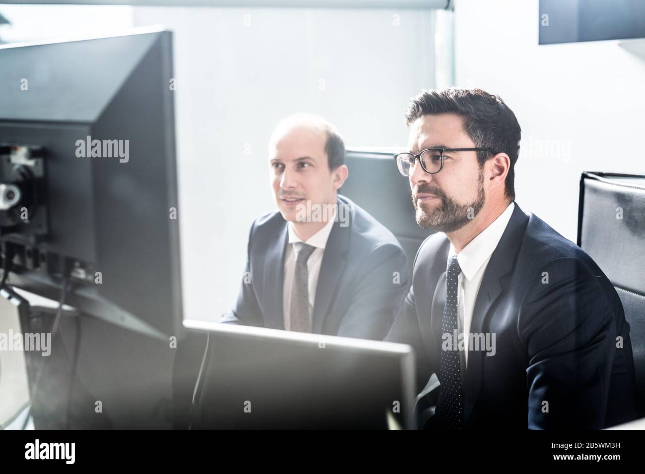 L'équipe d'analyse des données à d'affaires au bureau de la société moderne. Banque D'Images