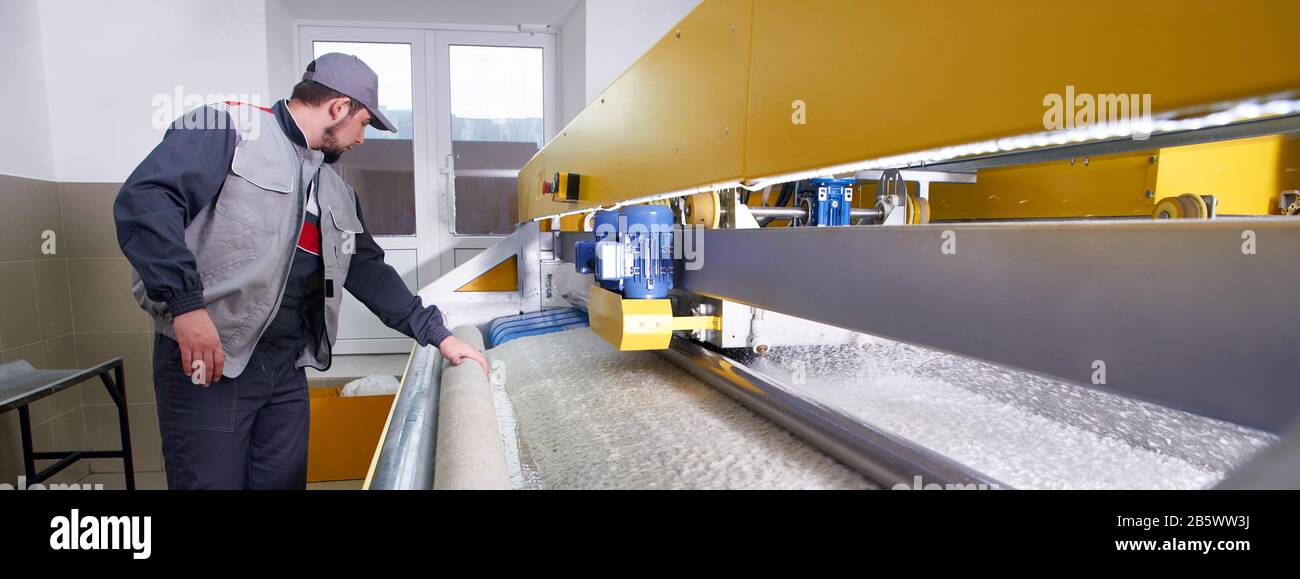 Buanderie dans le processus de travail sur machine automatique pour le  lavage de tapis en nettoyage à sec Photo Stock - Alamy