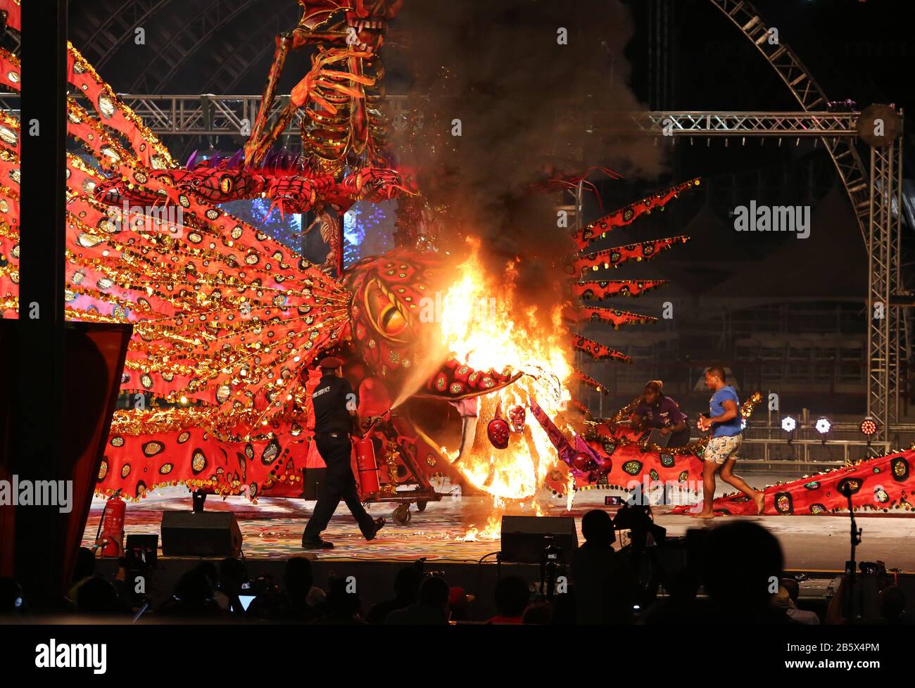 Port D’ESPAGNE, TRINIDAD - 23 FÉVR. : une faille pyrotechnique torches ravi Lakhan's Portayal Diablo - Seigneur des conflits & terreur dans le spectacle du roi du Carnaval. Banque D'Images