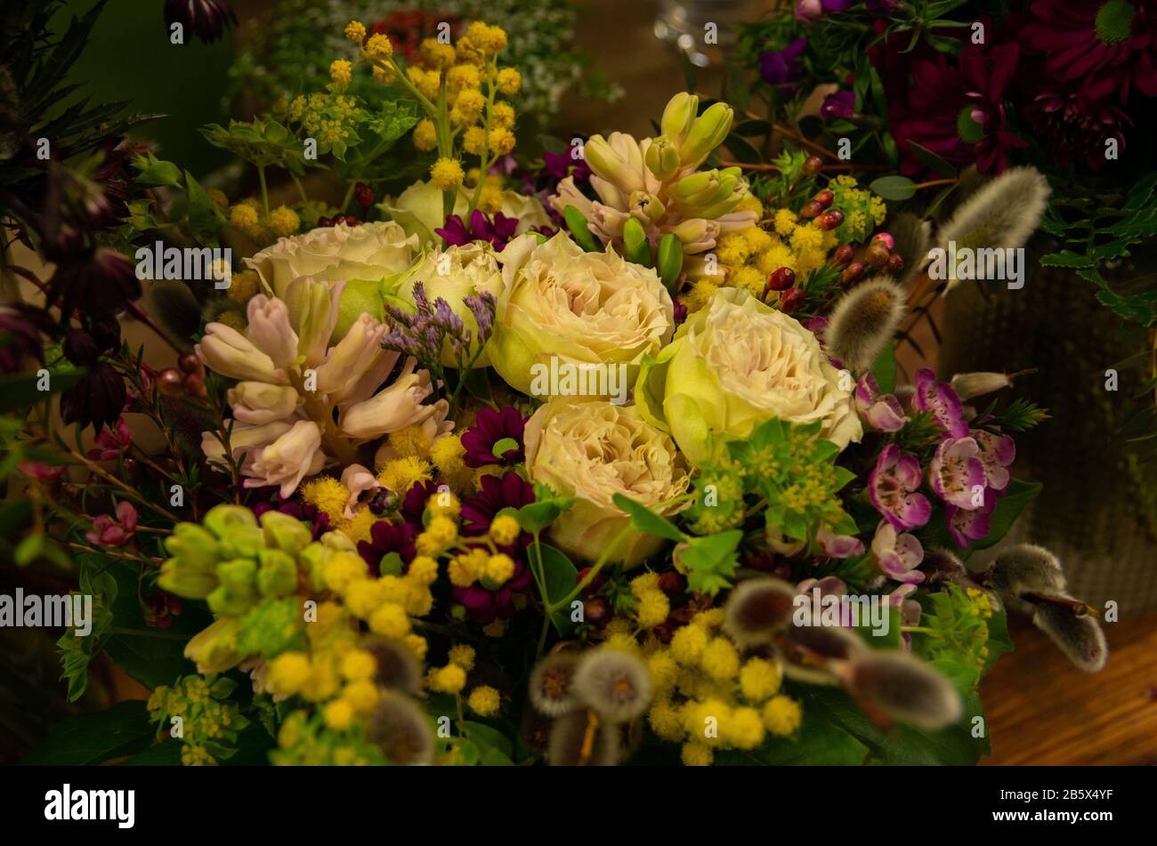 Fleuriste fleurit blouse préparée, travail du fleuriste avec le palais, bouquet Banque D'Images