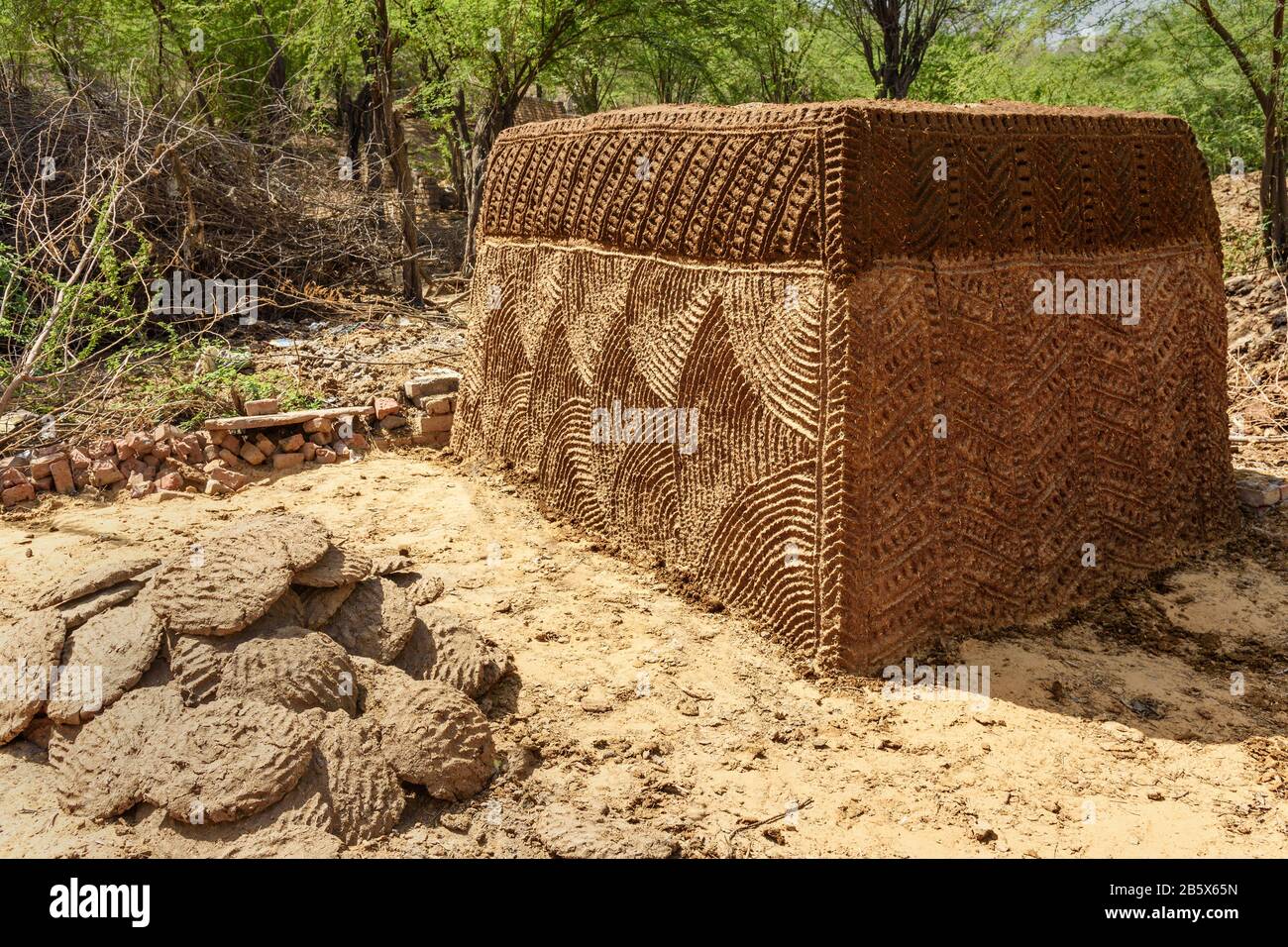 Petite cabane qui est construite pour stocker la vache ou le bisons qui sera utilisé plus tard comme combustible de cuisson traditionnel sur les foyers. Nandgaon. Inde Banque D'Images
