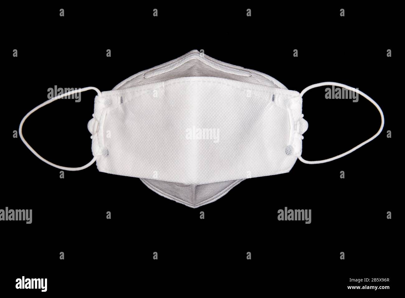 Masques de protection jetables sur fond noir Banque D'Images