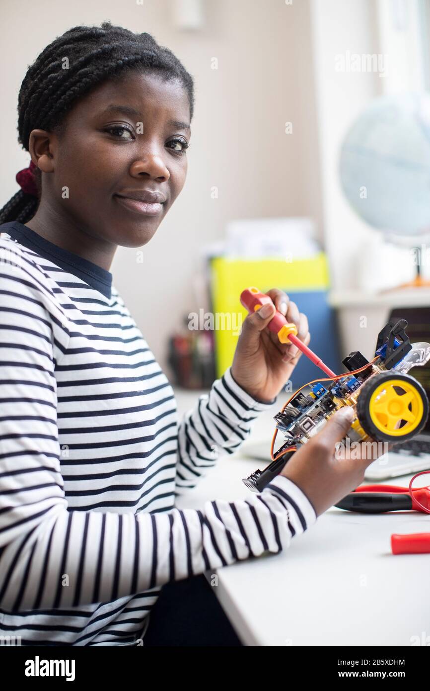 Portrait De La Voiture Robot De Bâtiment Des Élèves De Teenage Femmes Dans La Leçon De Science Banque D'Images