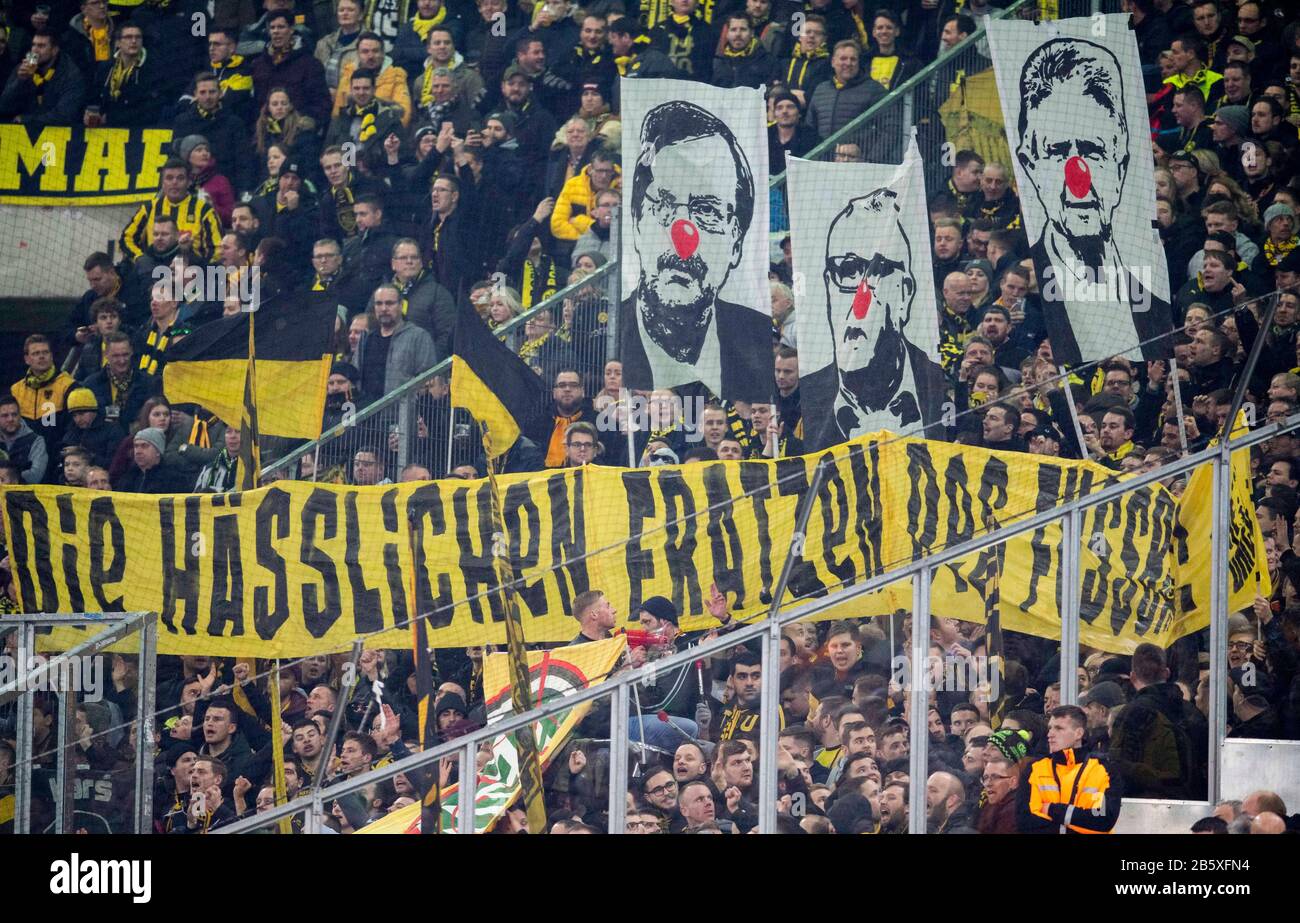 Protestation dans le bloc DE FAN DE DO avec une bannière "les visages laides du football" et les visages de Dietmar HOPP (Maezen, 1899), et Fritz KELLER (GER, président du DFB) avec nez rouge clown, football 1. Bundesliga, 25ème jour de jumelage, Borussia Monchengladbach (MG) - Borussia Dortmund (DO), le 7 mars 2020 en Borussia Monchengladbach/Allemagne. | utilisation dans le monde entier Banque D'Images