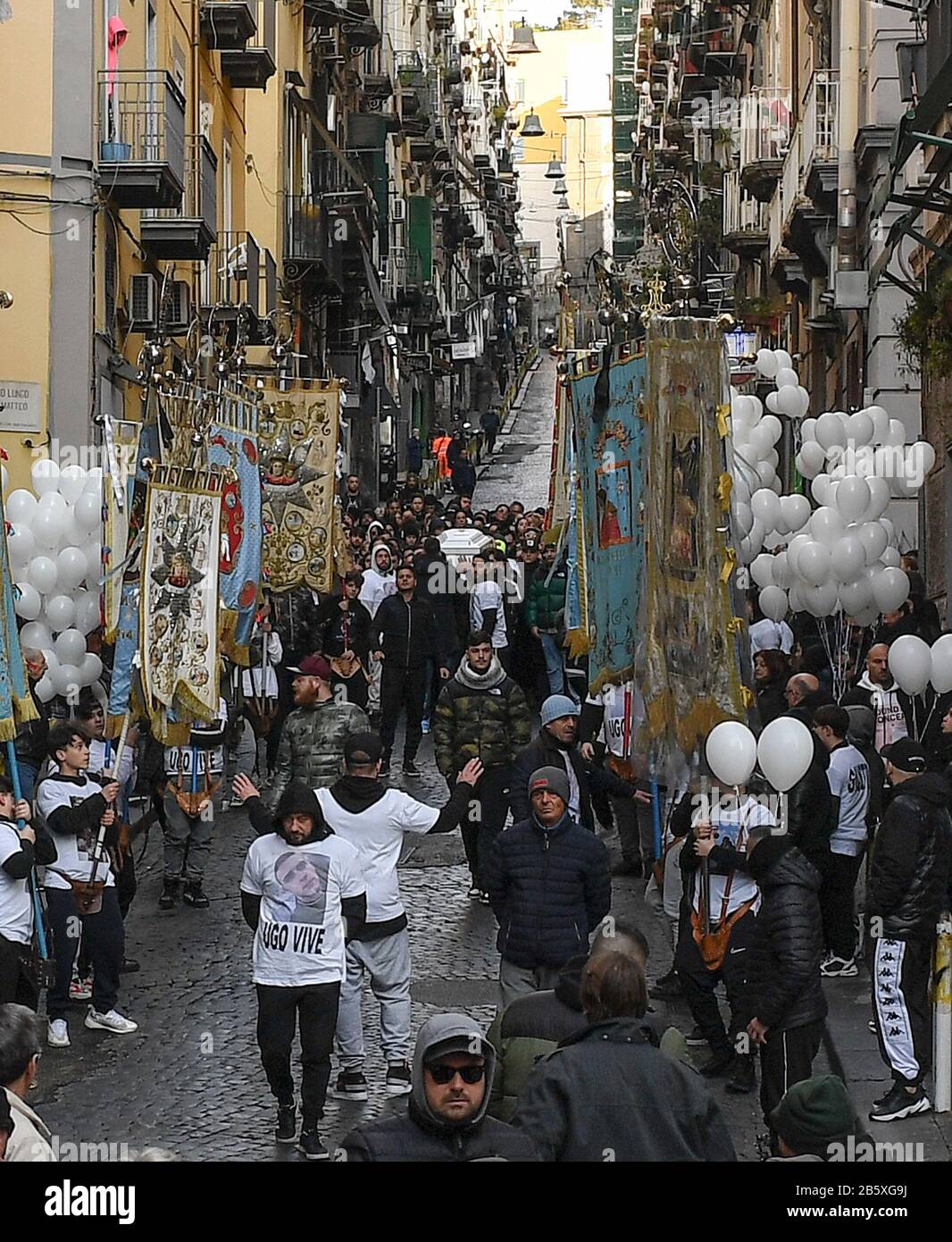 Pas de funérailles pour Ugo Russo, 15 ans, tué pour tentative de vol d'un carabiniere non servant, décision causée par l'arrêt des rites religieux imposés par la Curie pour l'urgence de Coronavirus, COVID 19. Banque D'Images