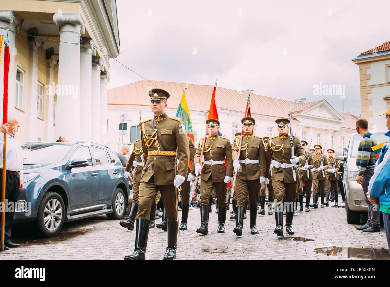 Vilnius, Lituanie. Jeunes agents de terrain en participant au défilé de la Force d'un état à jour sur place près de Palais présidentiel. Maison de vacances à commémorer Cor Banque D'Images