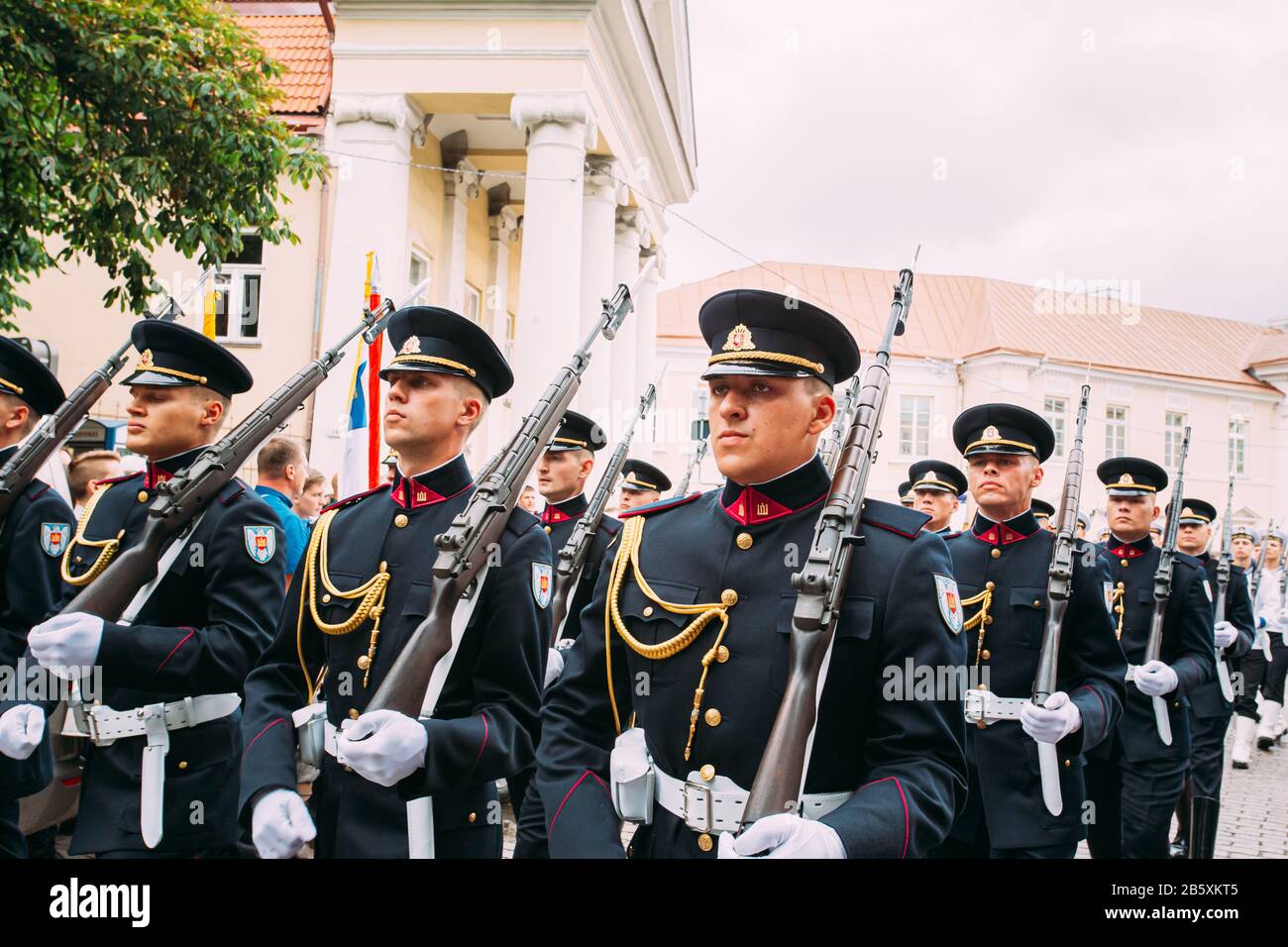 Vilnius, Lituanie. De jeunes officiers de l'Armée de l'air lituanienne prendre part au défilé de jour de l'État sur place près de Palais présidentiel. Maison de vacances à Commemo Banque D'Images