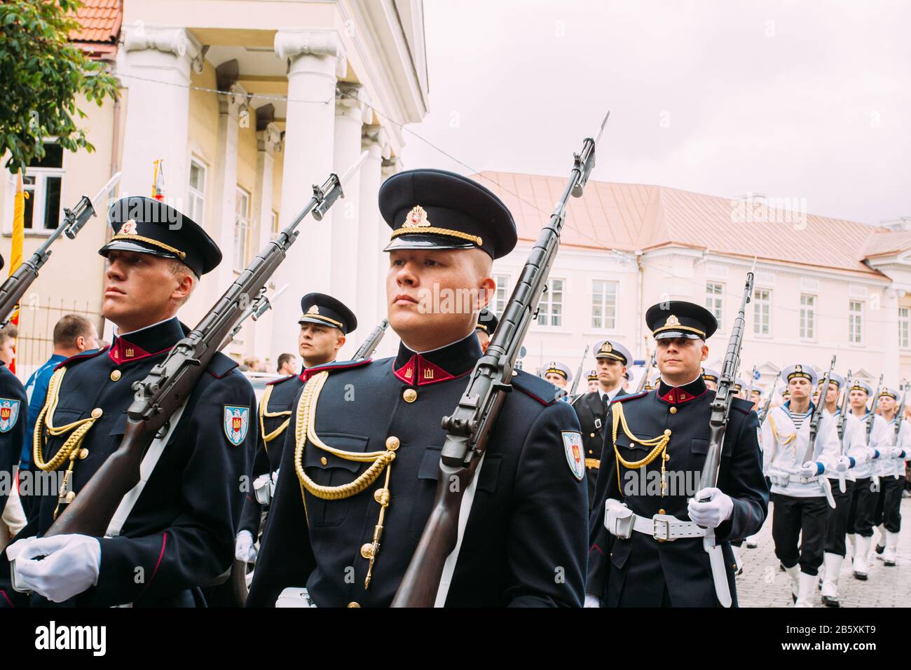 Vilnius, Lituanie. De jeunes officiers de l'Armée de l'air lituanienne prendre part au défilé de jour de l'État sur place près de Palais présidentiel. Maison de vacances à Commemo Banque D'Images