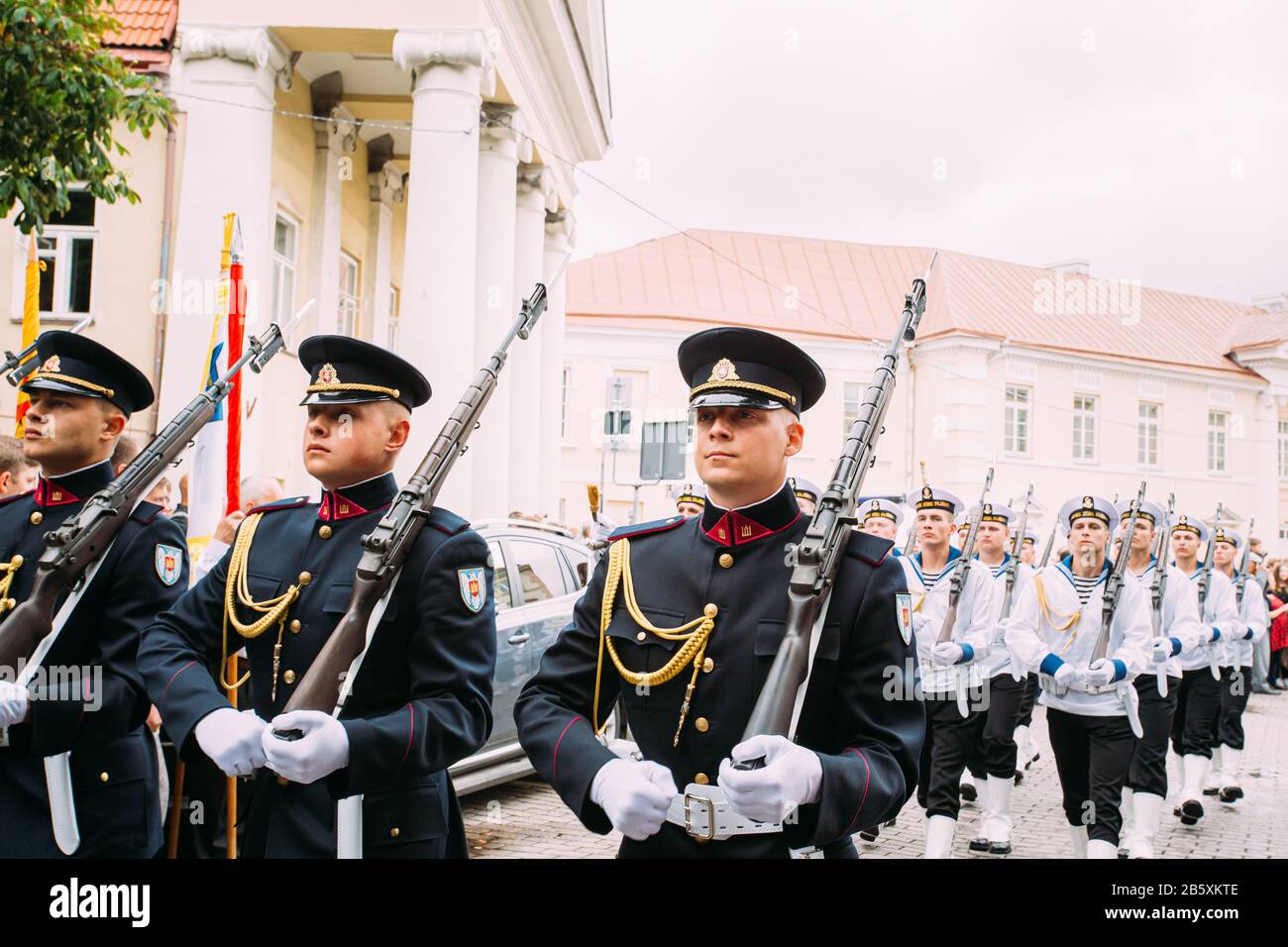 Vilnius, Lituanie. De jeunes officiers de l'Armée de l'air lituanienne prendre part au défilé de jour de l'État sur place près de Palais présidentiel. Maison de vacances à Commemo Banque D'Images