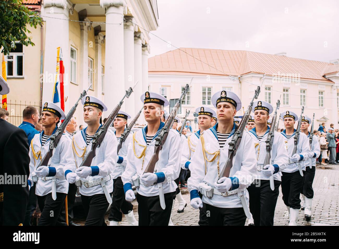 Vilnius, Lituanie. Les Jeunes Officiers De La Force Navale Lituanienne Prennent Part À La Parade Lors De La Journée De L'Etat Sur La Place Près Du Palais Présidentiel. Vacances À Comme Banque D'Images
