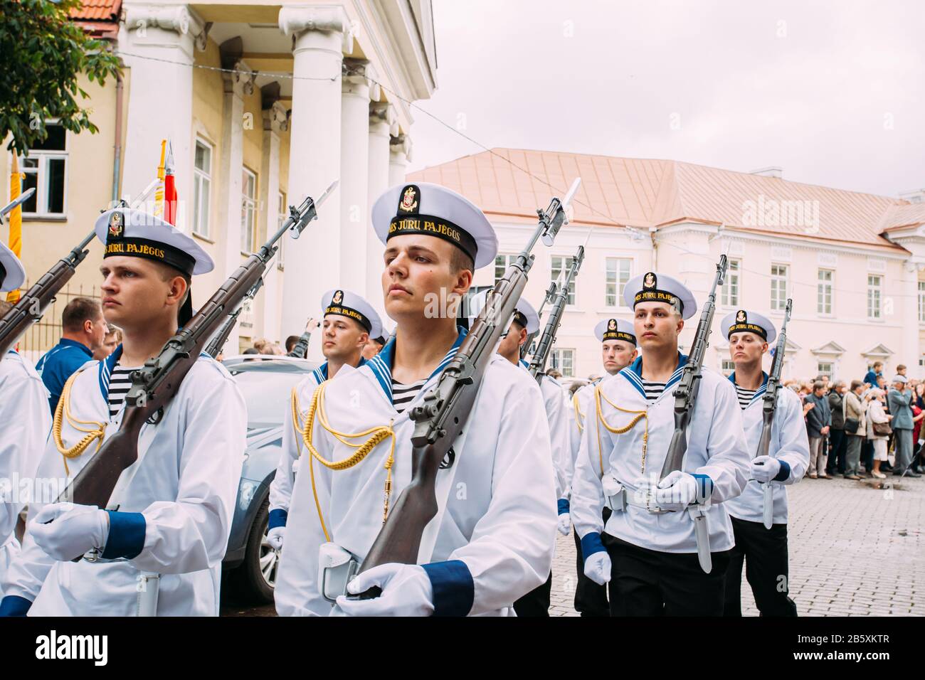 Vilnius, Lituanie. Les Jeunes Officiers De La Force Navale Lituanienne Prennent Part À La Parade Lors De La Journée De L'Etat Sur La Place Près Du Palais Présidentiel. Vacances À Comme Banque D'Images