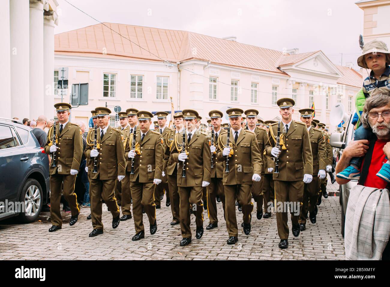 Vilnius, Lituanie. Les officiers de la bande militaire de Lituanie Prendre part au défilé de jour de l'État sur place près de Palais présidentiel. Maison de vacances à Commemo Banque D'Images