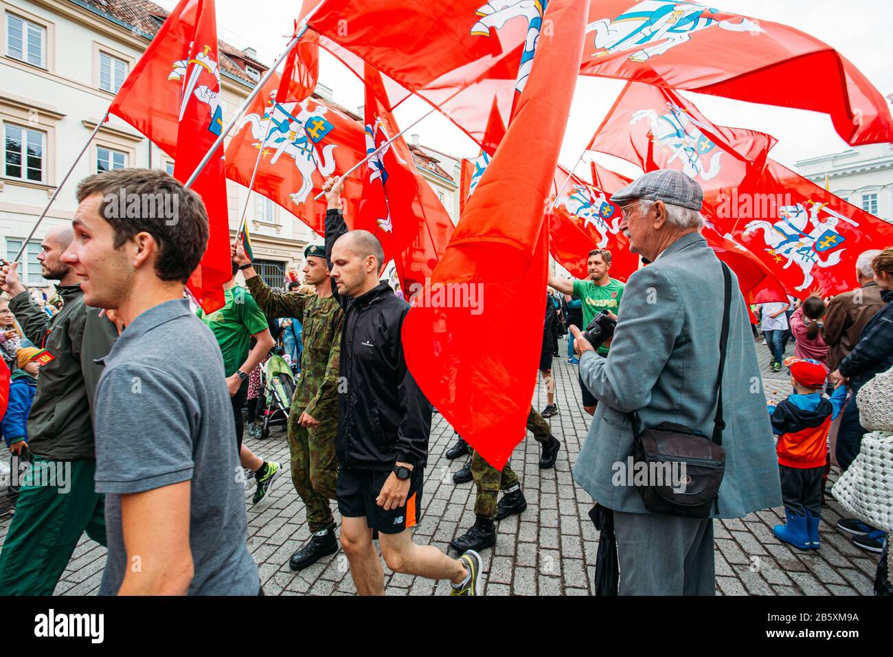 Vilnius, Lituanie. Les Sportifs Avec Drapeau Prennent Part À La Journée De L'Etat Sur La Place Près Du Palais Présidentiel. Vacances En Commémoration Du Couronnement En 1253 Mi Banque D'Images