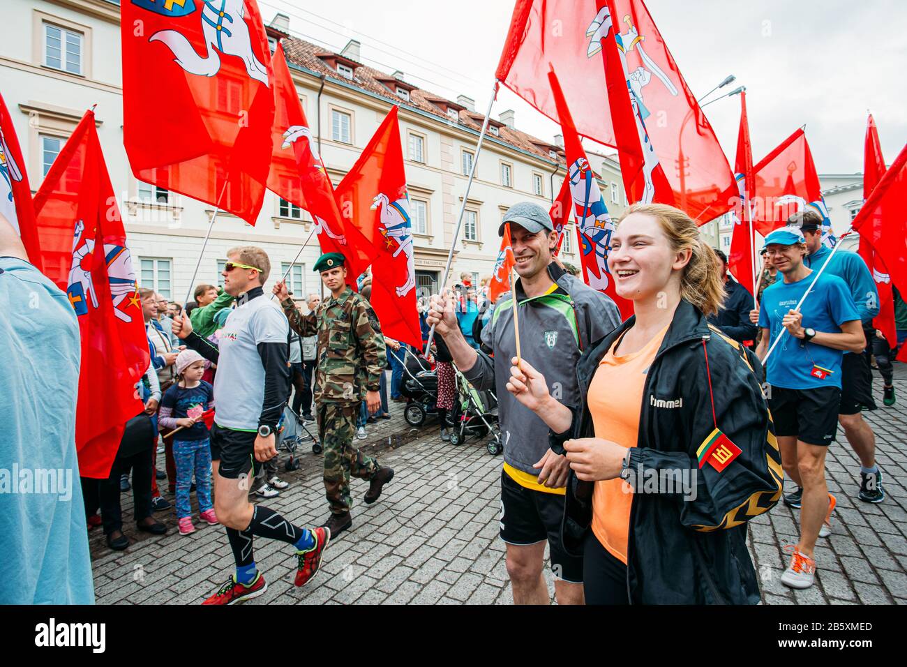 Vilnius, Lituanie. Les Gens Avec Drapeau Prennent Part À La Journée De L'Etat Sur La Place Près Du Palais Présidentiel. Vacances En Commémoration Du Couronnement En 1253 De Minda Banque D'Images