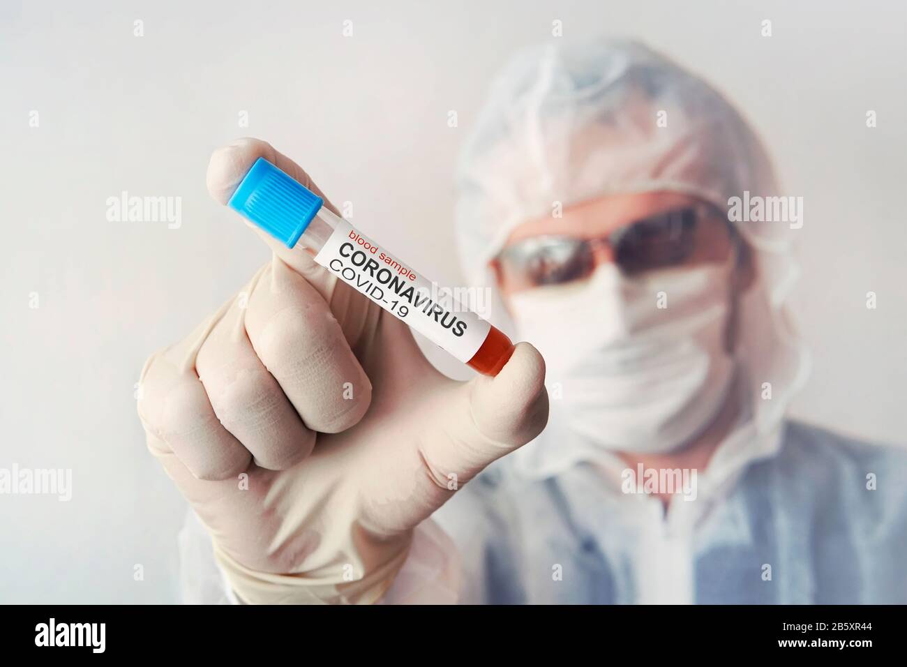 médecin, chercheur scientifique ou médecin de sexe masculin utilisant un plateau d'échantillons pour tester l'échantillon sanguin dans un laboratoire. Développement de médicaments antiviraux contre le coron Banque D'Images