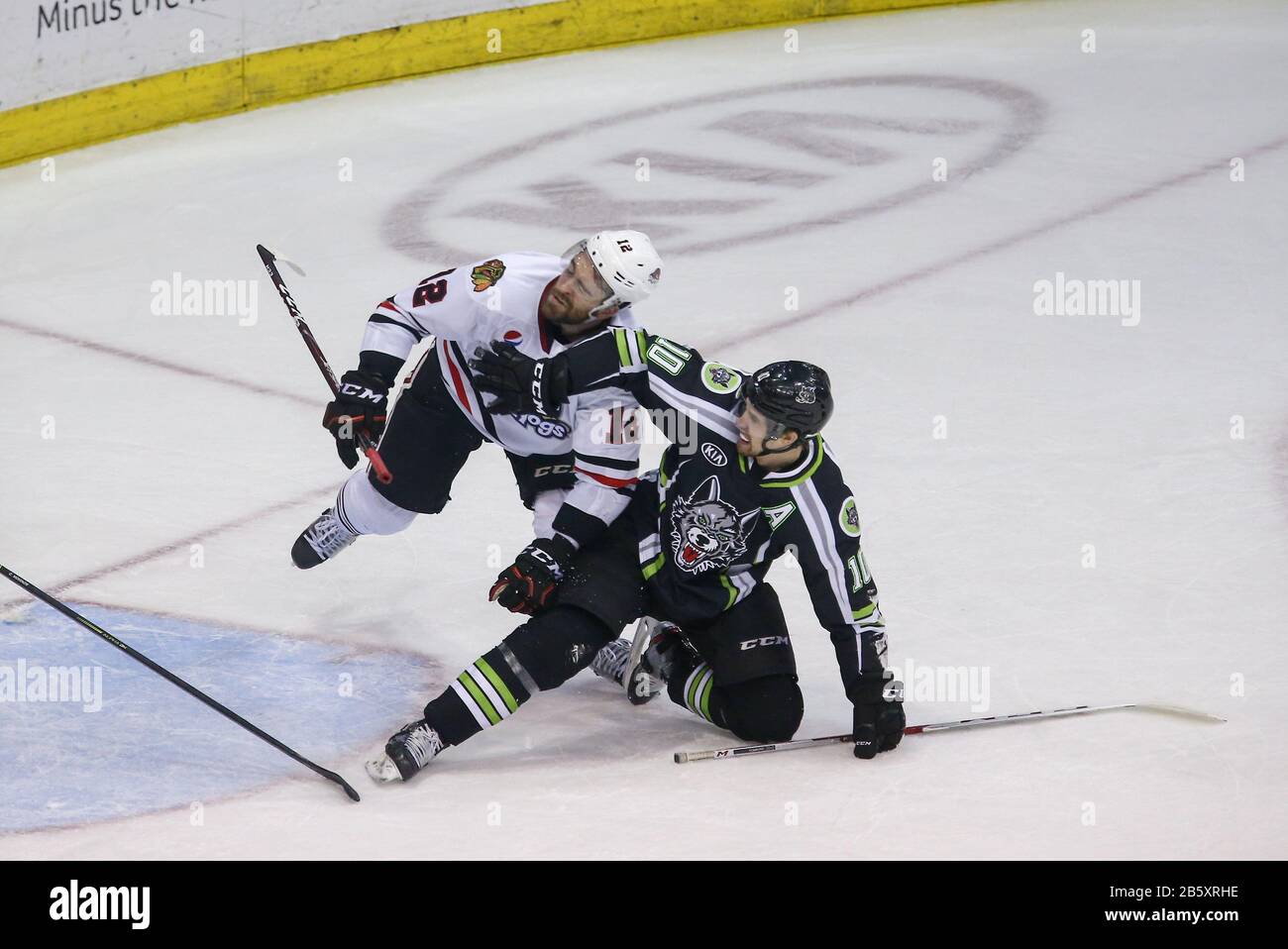 Rockford IceHogs defenseman Ian McCoshen (12) prend un coude de Chicago Wolves aile gauche Curtis McKenzie (10) pendant un match de la coupe de Loterie AHL Illinois, dimanche 8 mars 2020, à Rosemont, Ilinois, États-Unis. (Photo par IOS/ESPA-Images) Banque D'Images