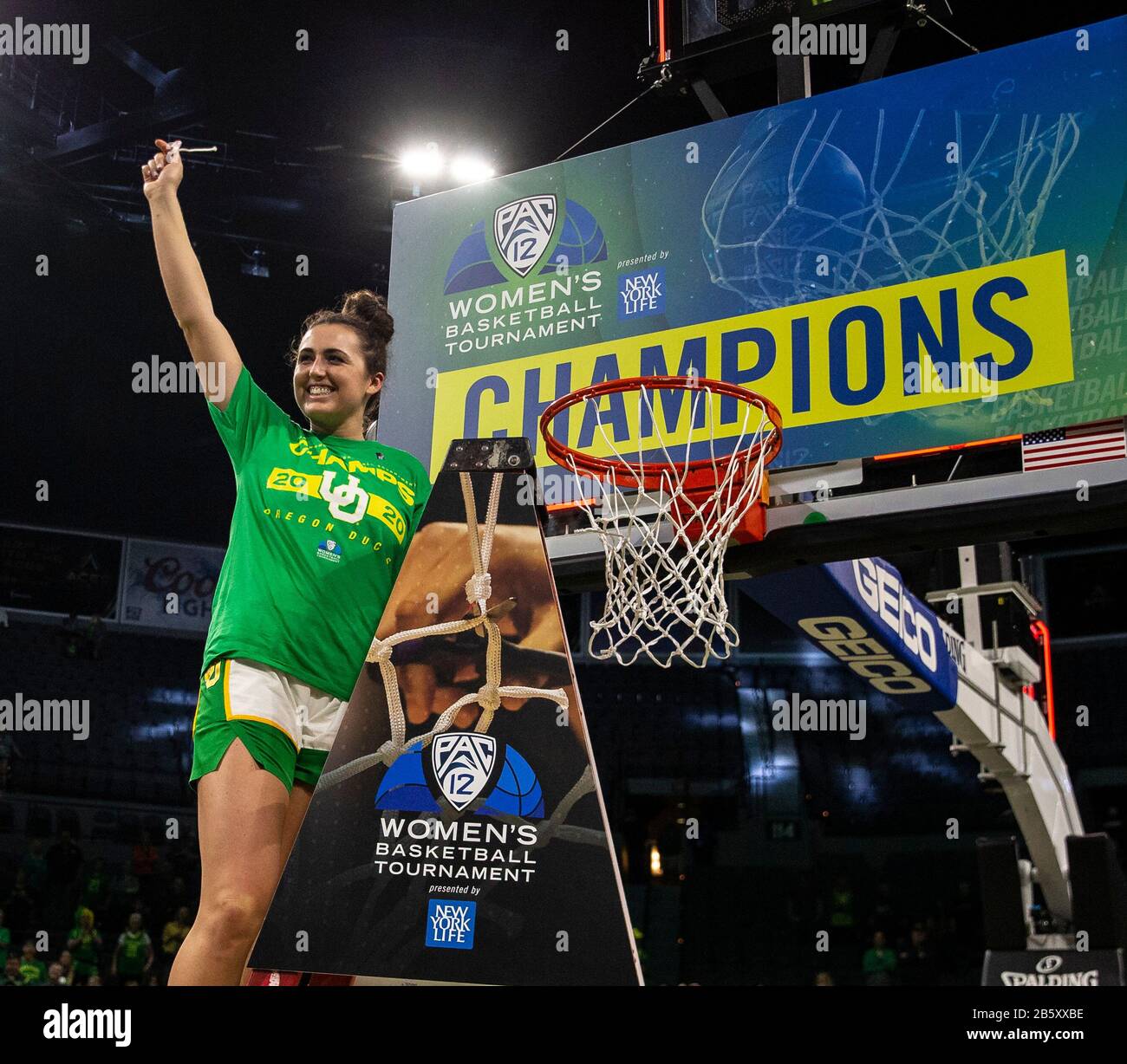 8 mars 2020 Las Vegas, NV, U.S.A. Oregon Ducks forward Erin Boley coupe le jeu net après le championnat de tournoi de basket-ball NCAA PAC 12 pour Femme entre Oregon Ducks et le Stanford Cardinal 89-56 gagner au Mandalay Bay Event Center Las Vegas, NV. Thurman James/CSM Banque D'Images