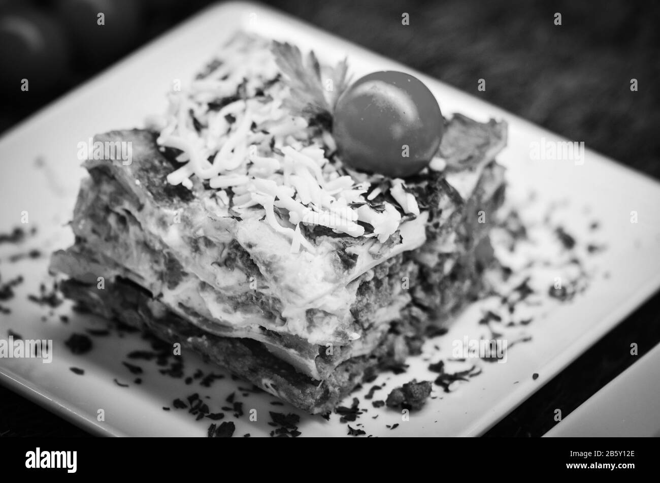 délicieux lasagnes italiennes avec légumes frais et sauce bolognaise Banque D'Images