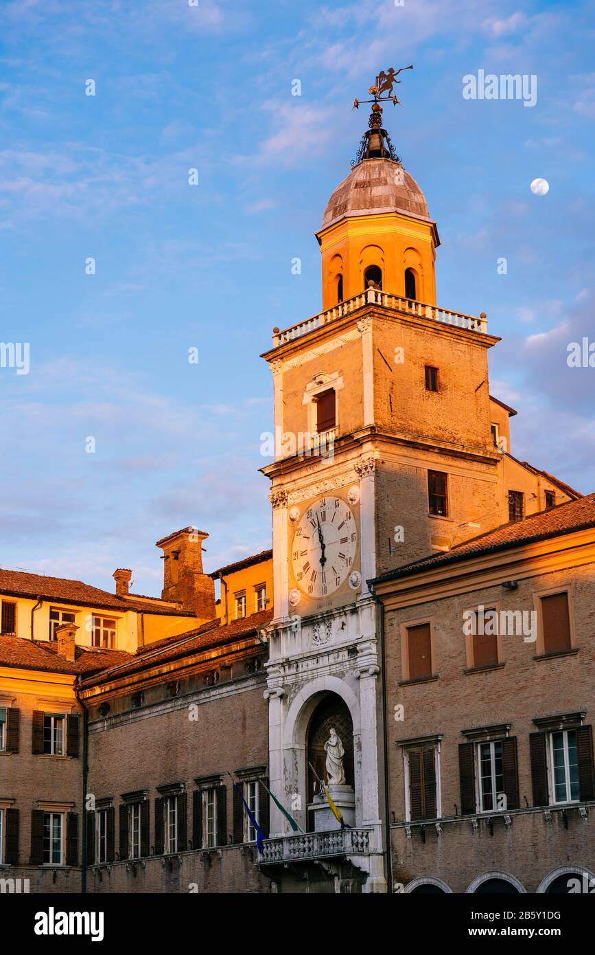 Coucher De Soleil À Modène, Emilie Romagne, Italie. Palais commun et lune Banque D'Images