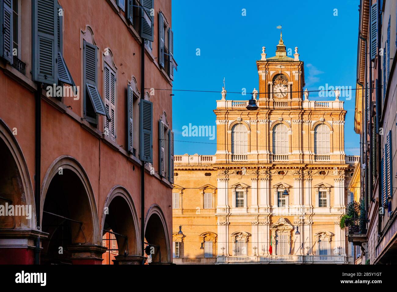 Coucher De Soleil À Modène, Emilie Romagne, Italie. Via les bâtiments Farini Banque D'Images