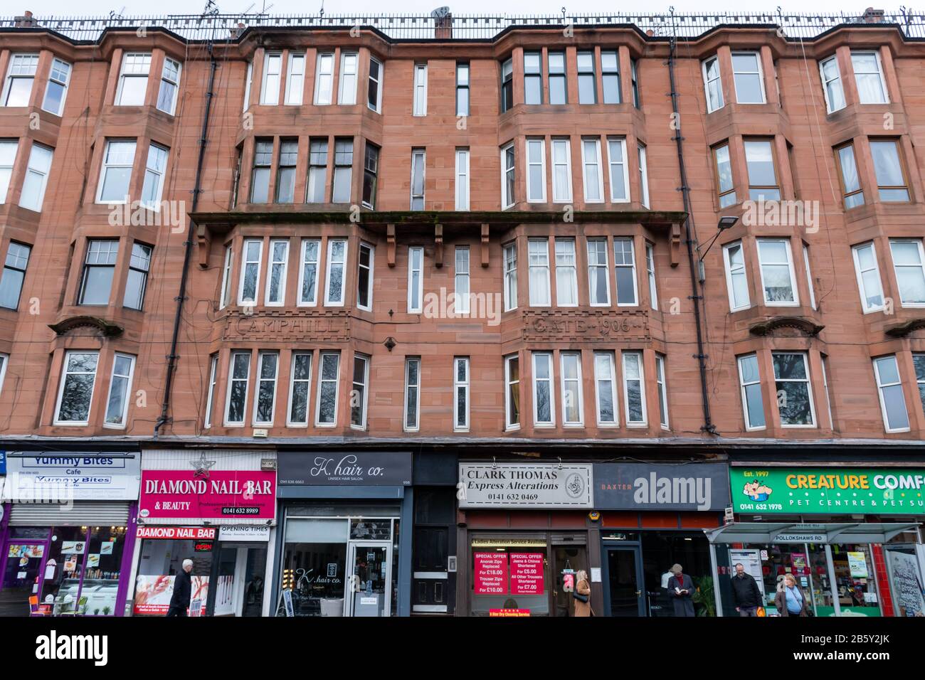 Photo à angle bas du bâtiment Camphill Gate sur Pollokshaws Road, dans le sud de Glasgow. Banque D'Images