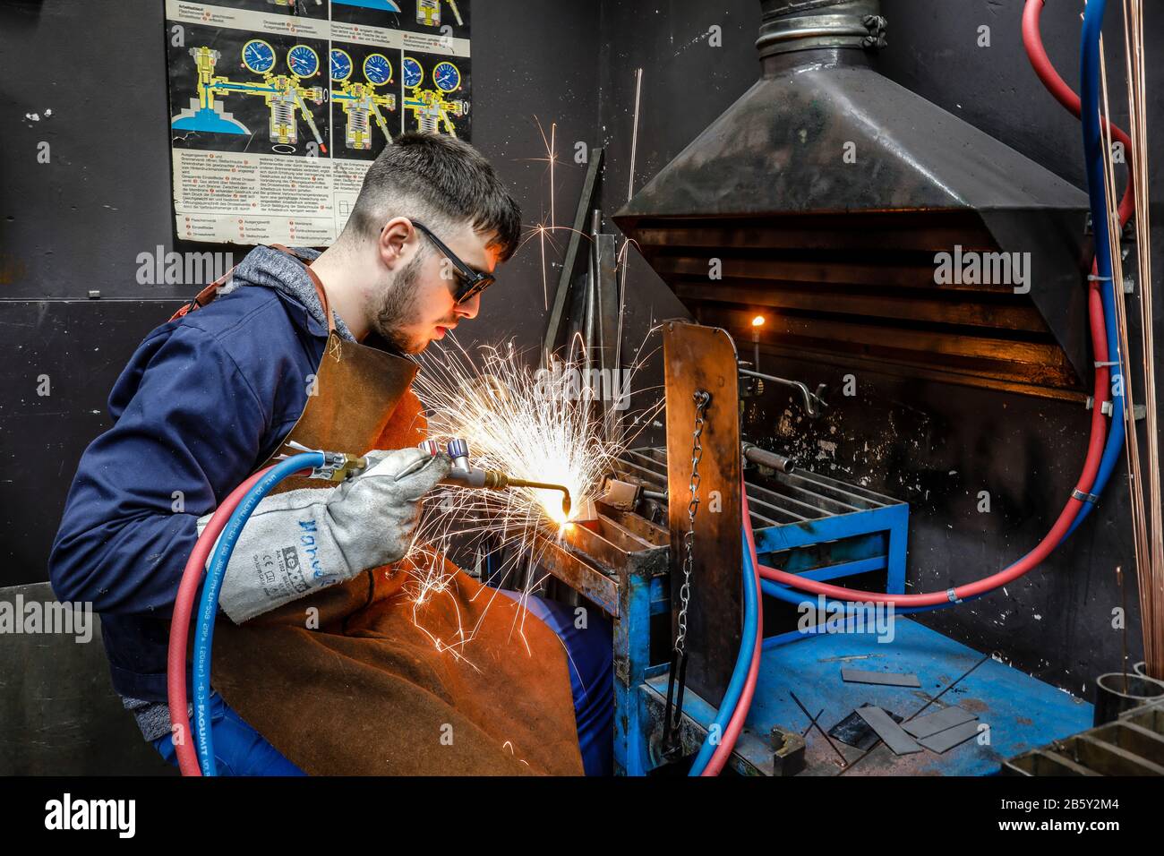 Remscheid, Rhénanie-du-Nord-Westphalie, Allemagne - formations dans les professions du métal ici au soudage, centre de formation professionnelle du Remscheid Metal et elec Banque D'Images