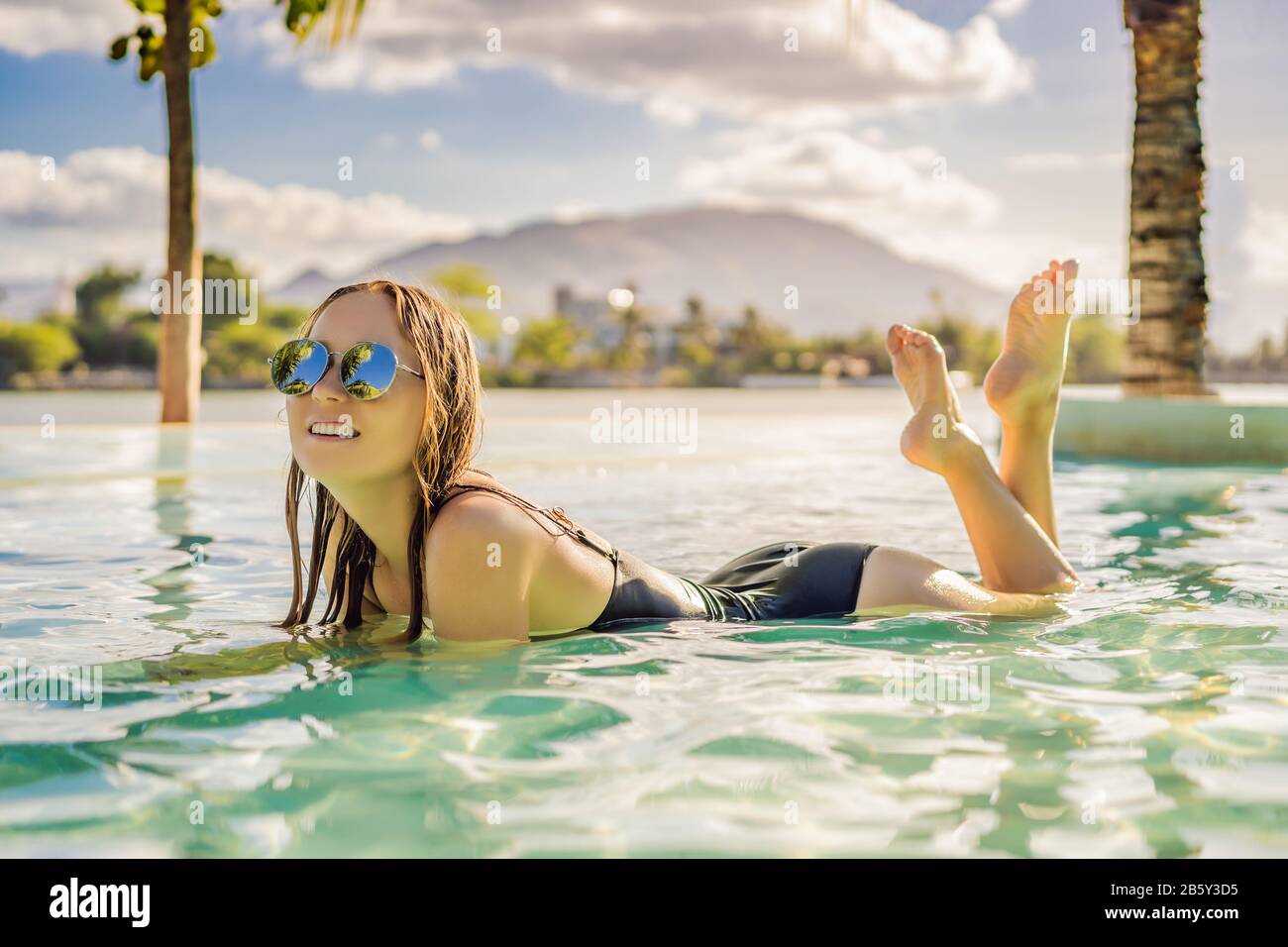 Piscine de luxe. Belle femme touristique se détendre en vacances de  retraite en vacances d'été. Bikini fille en maillot de bain de soleil Photo  Stock - Alamy