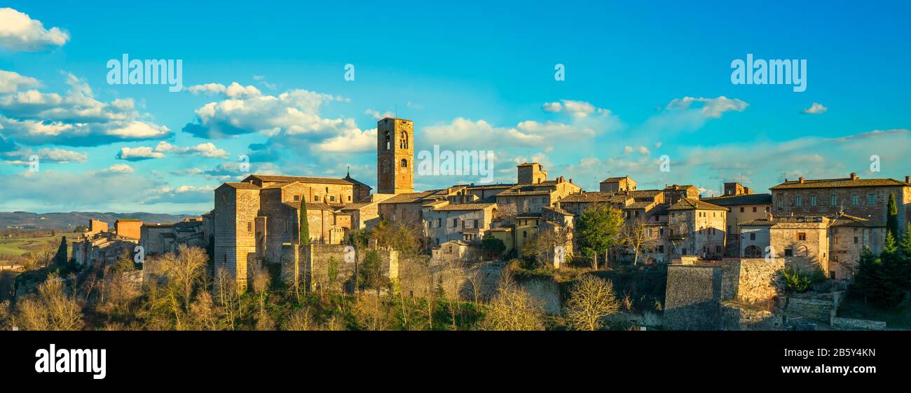 Vue panoramique sur la ville de Colle Val d'Elsa. Ville de verre de cristal. Sienne, Toscane, Italie. Banque D'Images
